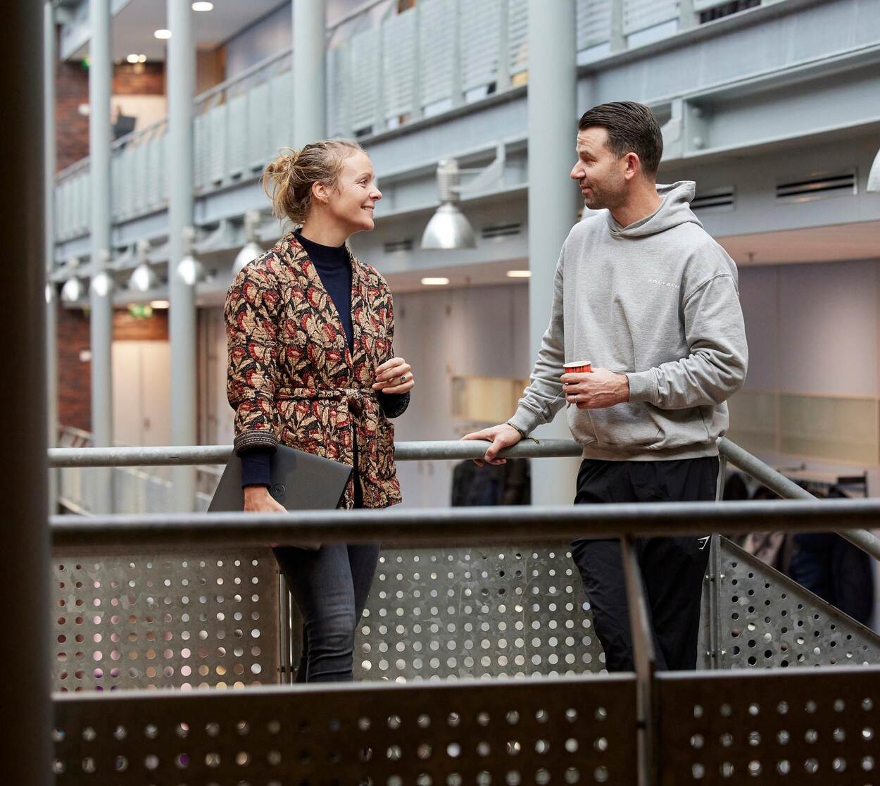 Twee docenten overleggen op de gang