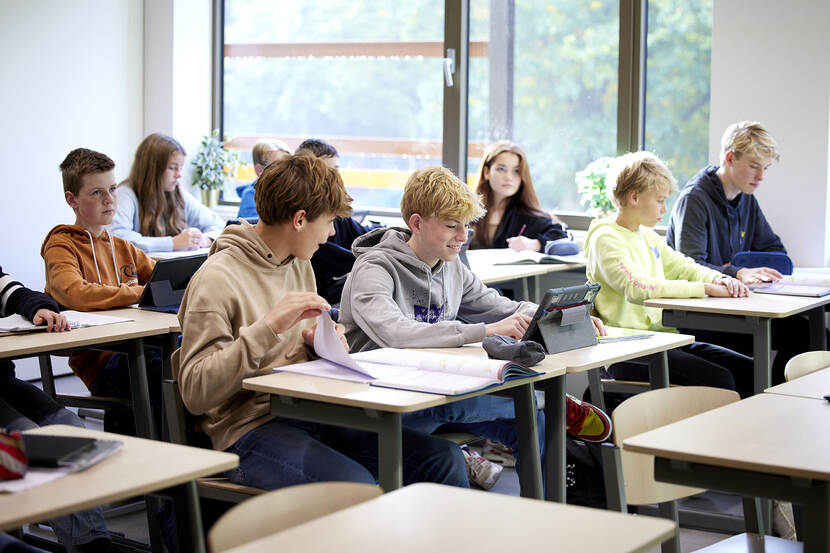 Klaslokaal met leerlingen zittend 2 aan 2